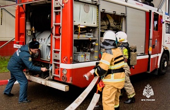 Три человека пострадали при пожаре в автосервисе в Сочи