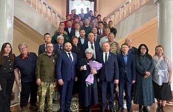 Родным красноармейца из Бурятии передали найденный кубанскими поисковиками орден