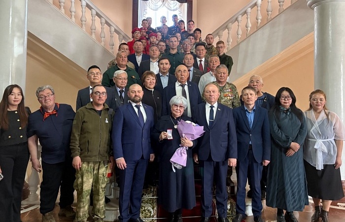 Родным красноармейца из Бурятии передали найденный кубанскими поисковиками орден