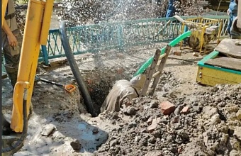 В Краснодаре устраняют порыв на трубопроводе на ул. Рылеева