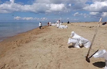 В селе Витязево собрали свыше 1 тыс. мешков грунта с нефтепродуктами