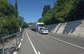В Сочи большегруз насмерть сбил перебегавшего дорогу приезжего 