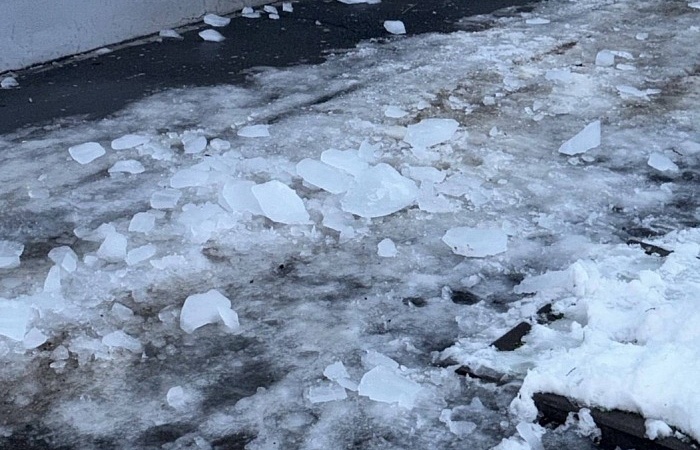 В Краснодаре проводят проверку после падения льда на мужчину 