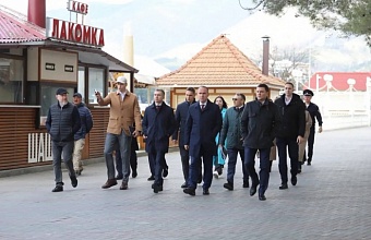 Вице-губернатор Александр Руппель проверил готовность пляжей Геленджика к сезону