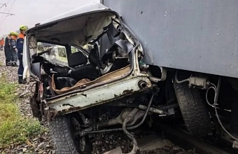 В Динском районе пассажирский поезд протаранил легковушку, водитель погиб