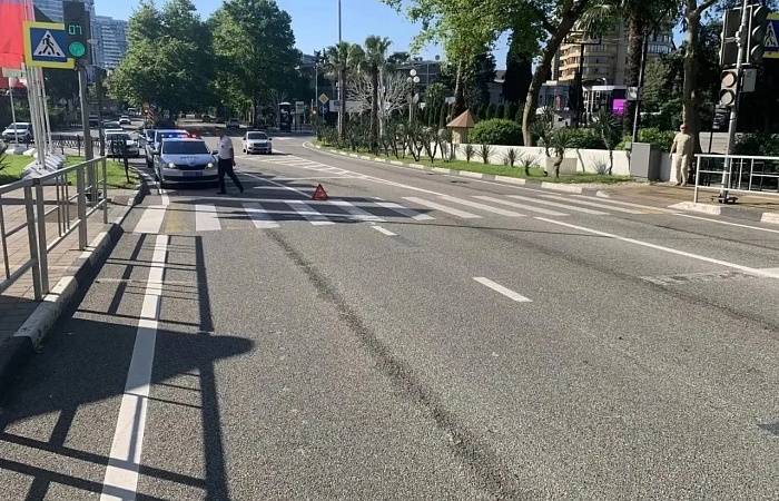 В Сочи иномарка насмерть сбила мужчину, переходившего дорогу на запрещающий сигнал светофора