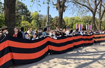 В Краснодаре школьники развернули большую Георгиевскую ленту в честь Дня Победы