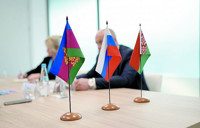  Economic Ties Grow Stronger