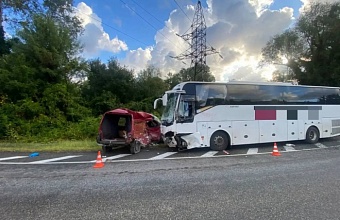 В ДТП с автобусом и иномаркой под Геленджиком погибли двое