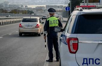 В Краснодаре мопедист сбил ребенка на пешеходном переходе и скрылся 